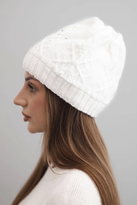 Czapka damska zimowa z wełną i ozdobnym splotem z perełkami K470 biała