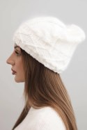 Czapka damska zimowa z wełną o grubym splocie warkoczowym K481 biała