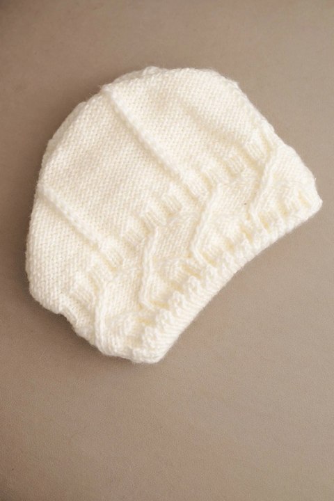 Czapka damska zimowa z wełną o grubym splocie warkoczowym K481 ecru