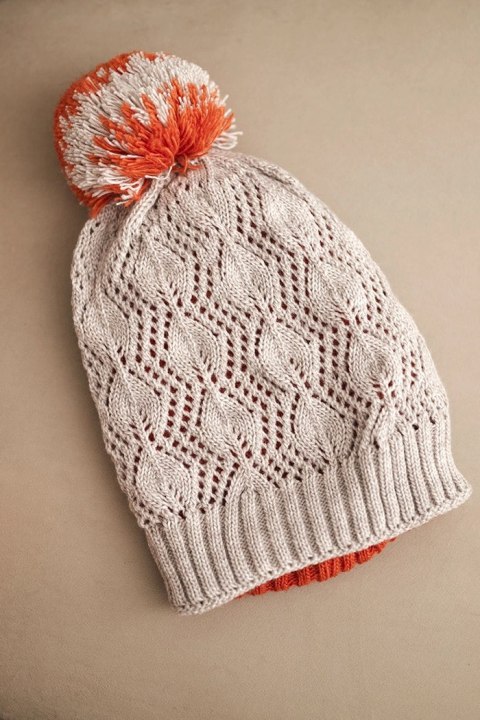 Czapka damska zimowa z wełną w ozdobny splot z pomponem K467 beżowa