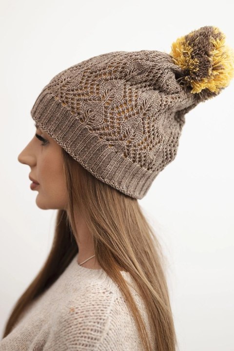 Czapka damska zimowa z wełną w ozdobny splot z pomponem K467 mocca