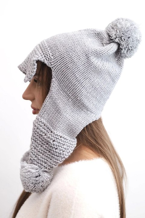 Czapka damska zimowa z wełną z daszkiem i pomponami K475 jasno szara