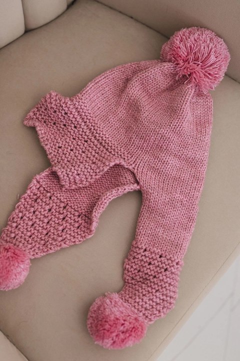 Czapka damska zimowa z wełną z daszkiem i pomponami K475 różowa