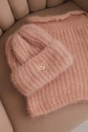 Komplet damski czapka i komin zimowy puszysty z ozdobnym emblematem jasny pudrowy róż