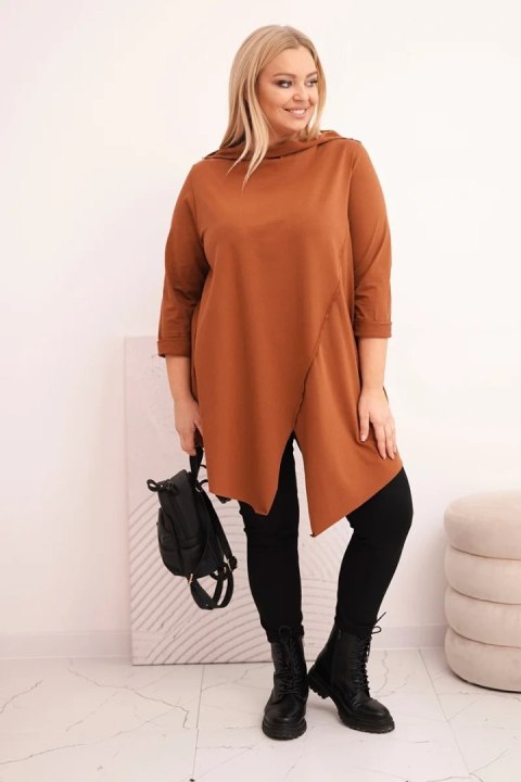 Bluzka damska bawełniana Plus Size asymetryczna z podwijanym rękawem ciemno camelowa