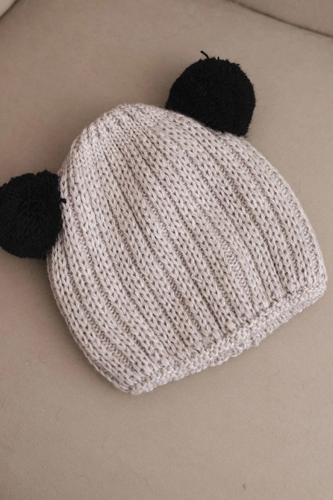 Czapka damska zimowa wełniana z pomponem K433 beżowa