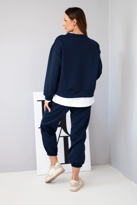 Komplet damski z masełkowy z luźną bluzą i spodniami dresowymi granatowy