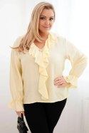 Bluzka damska wiskozowa Plus Size z falbaną i ozdobną broszką żółta