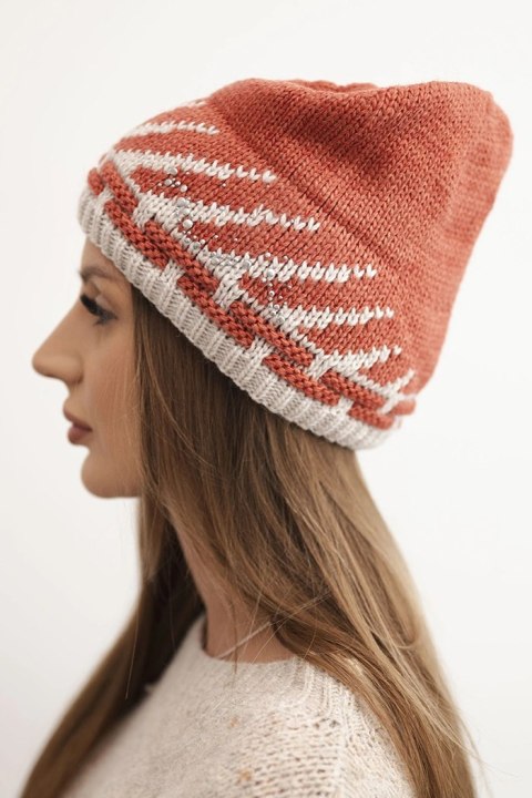 Czapka damska zimowa wełniana z geometrycznym wzorem i dżetami K469 rudy