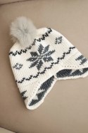Czapka damska zimowa wełniana z motywem śnieżynki i pomponem K450 ecru