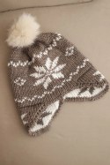 Czapka damska zimowa wełniana z motywem śnieżynki i pomponem K450 mocca