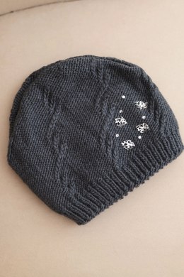 Czapka damska zimowa wełniana z ozdobnymi aplikacjami K468 grafitowa