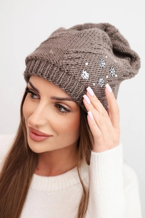 Czapka damska zimowa wełniana z ozdobnymi aplikacjami K468 mocca
