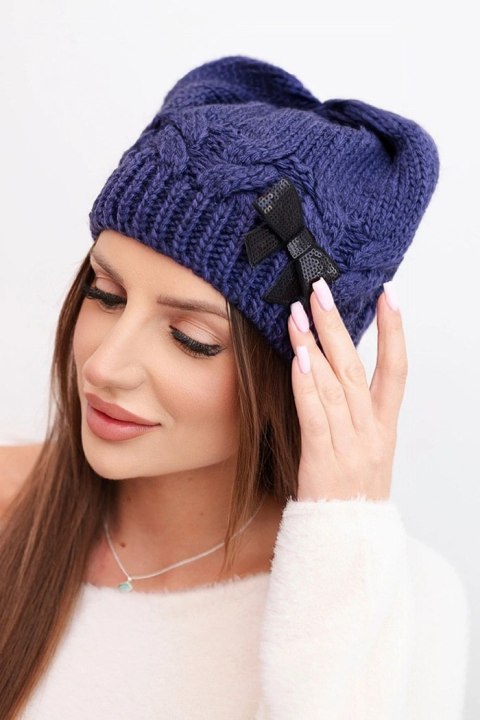 Czapka damska zimowa z ozdobną kokardką i splotem warkoczowym K438 ciemno fioletowa