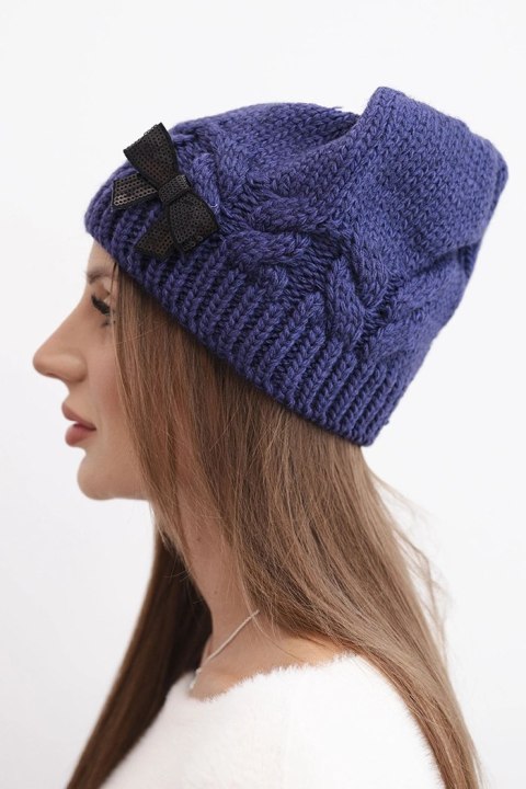 Czapka damska zimowa z ozdobną kokardką i splotem warkoczowym K438 ciemno fioletowa