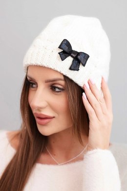 Czapka damska zimowa z ozdobną kokardką i splotem warkoczowym K438 ecru