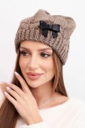 Czapka damska zimowa z ozdobną kokardką i splotem warkoczowym K438 mocca