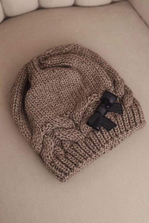 Czapka damska zimowa z ozdobną kokardką i splotem warkoczowym K438 mocca