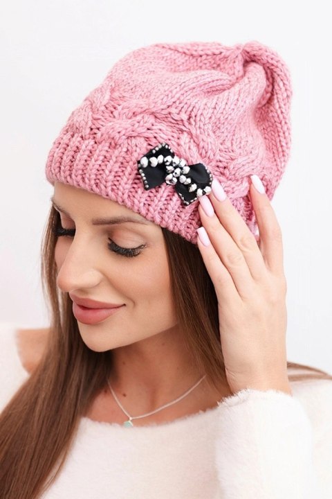 Czapka damska zimowa z ozdobną kokardką i splotem warkoczowym K438 różowa