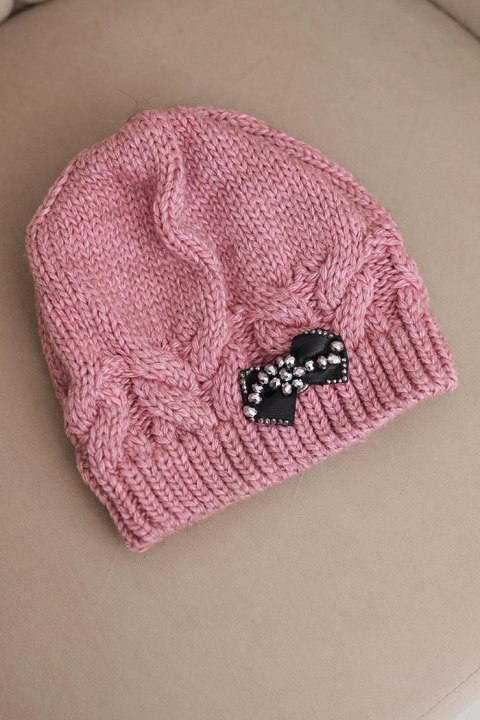 Czapka damska zimowa z ozdobną kokardką i splotem warkoczowym K438 różowa