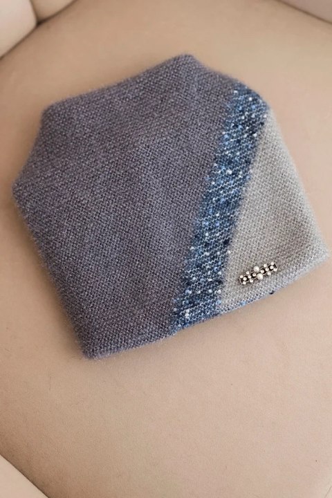 Czapka damska zimowa z puszystej dzianiny z ozdobną aplikacją grafitowy + szary