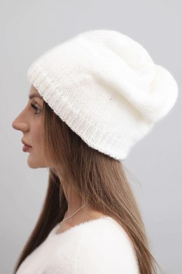 Czapka damska zimowa z uszkami i prążkowanym splotem K440 biała
