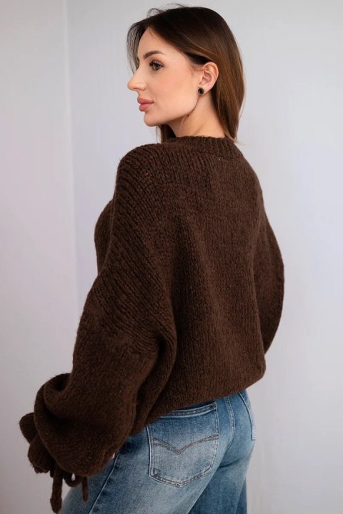 Sweter damski z dodatkiem moheru z grubym splotem i ozdobnymi rękawami brązowy