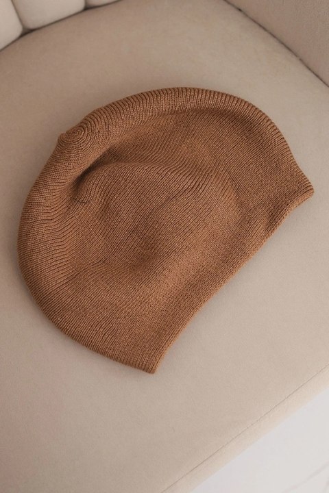 Czapka damska wełniana klasyczna gładka beanie K420 camelowa