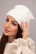 Czapka damska zimowa z ozdobnym splotem i klasycznym fasonem K372 biała