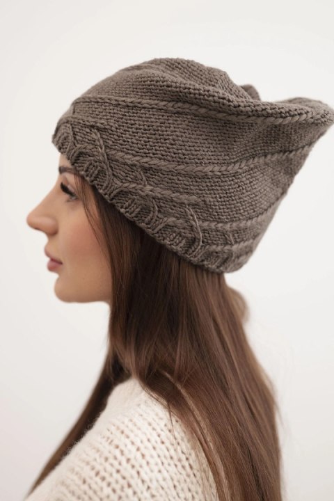 Czapka damska zimowa z ozdobnym splotem i klasycznym fasonem K372 cappuccino