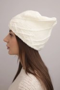 Czapka damska zimowa z ozdobnym splotem i klasycznym fasonem K372 ecru