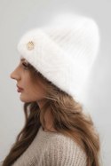 Czapka damska zimowa z puszystej dzianiny i z eleganckim guzikiem biała