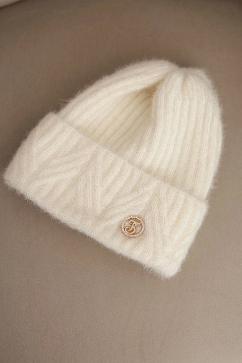 Czapka damska zimowa z puszystej dzianiny i z eleganckim guzikiem ecru