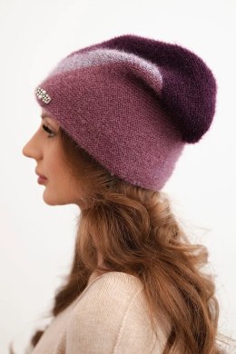 Czapka damska zimowa z puszystej dzianiny z ozdobną aplikacją śliwkowy + ciemno fioletowy