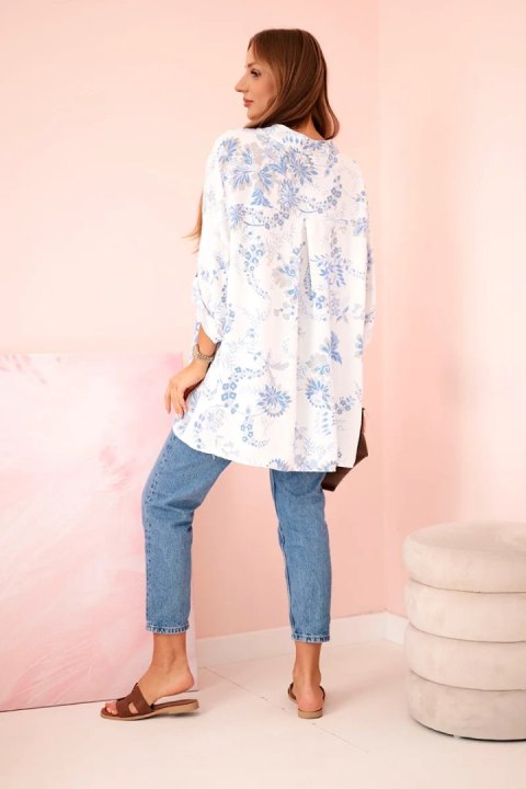 Koszula damska z dekoltem w serek i kwiatowym wzorem niebieska