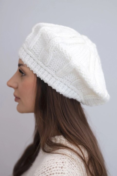 Czapka damska wełniana zimowa beret K414 ecru