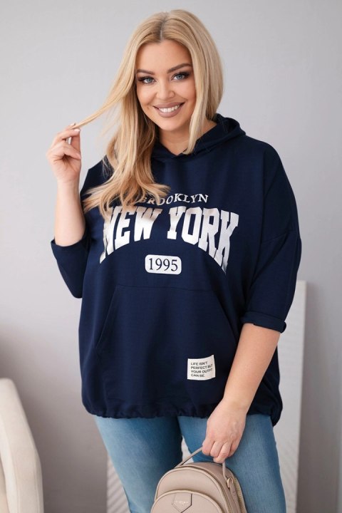 Bluza damska Plus Size wiskozowa z kapturem i kieszenią kangurką granatowa