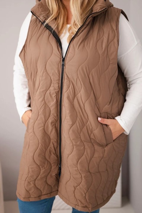 Kamizelka damska Plus Size pikowana z kapturem camelowa