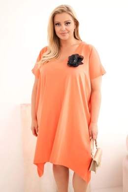 Sukienka damska Plus Size bawełniana z broszką i dekoltem koralowa